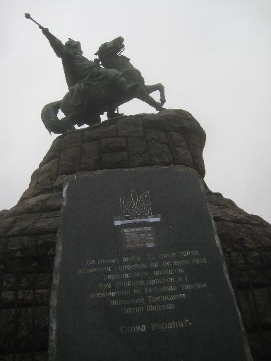 Khmelnytsky statue with Yushchenko plaque